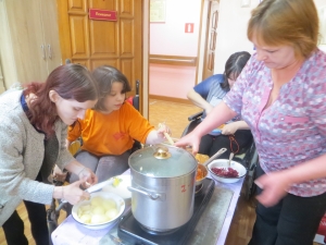 Сегодня специалистами социального отдела провели для наших проживающих уроки кулинарии «Готовим в месте».