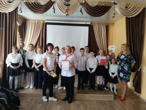 Сегодня с праздничным концертом в дом-интернат приехали учащиеся МБОУ СОШ № 2 со своими наставниками.