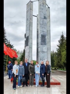 Возложение цветов к мемориалу вечного огня еще одна важная традиция.